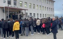 Manisa’da şehitler için saygı duruşu | Bayrak töreninde şehitler için saygı duruşu